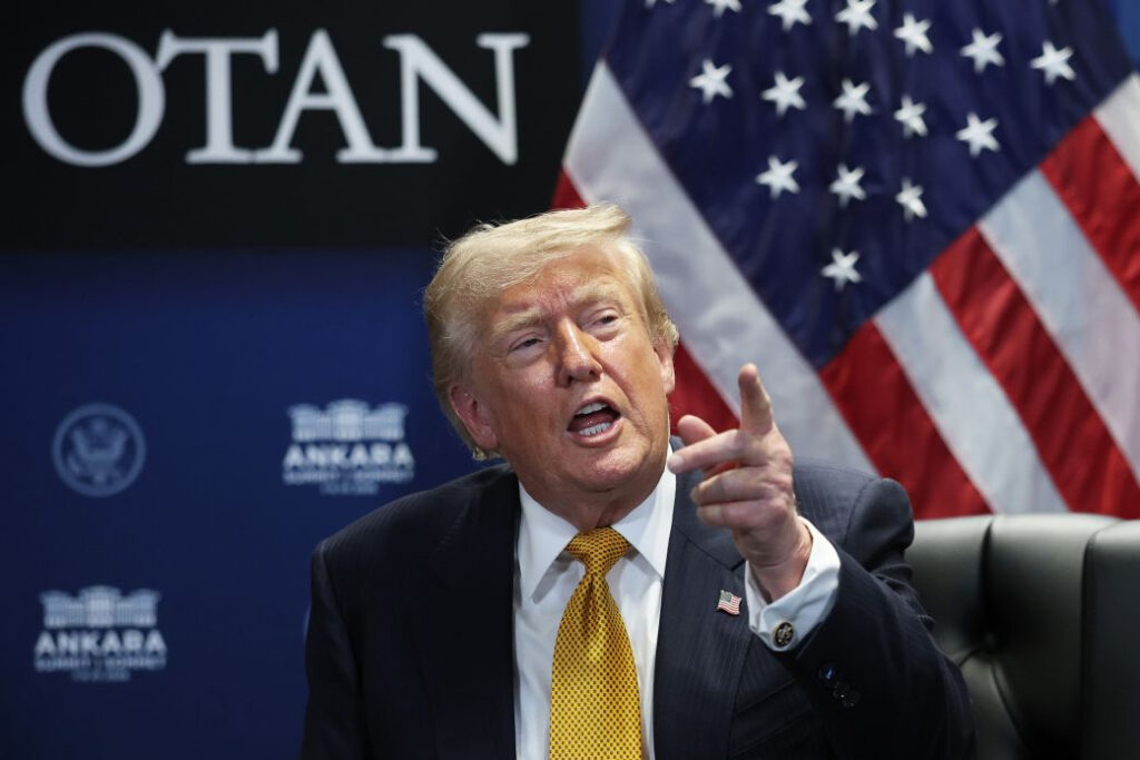 Trump asegura que el estrecho de Ormuz sigue abierto pese al anuncio de cierre de Irán