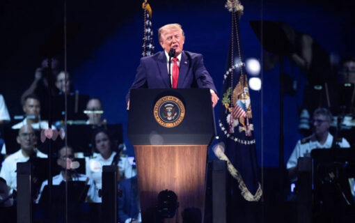Trump comparte video de IA en el que aparece como médico y 