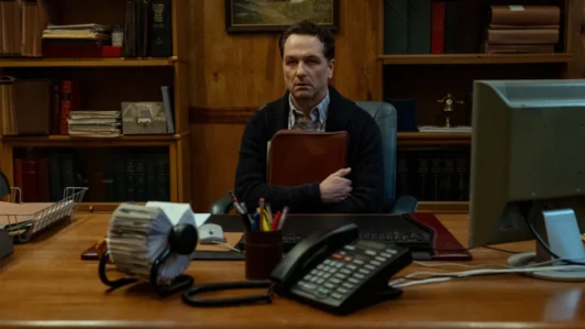 Matthew Rhys en "Widow's Bay" (2026). Cortesía Apple TV+