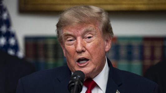A partir de enero de 2027: Donald Trump anuncia aranceles del 50% a vehículos y acero canadienses