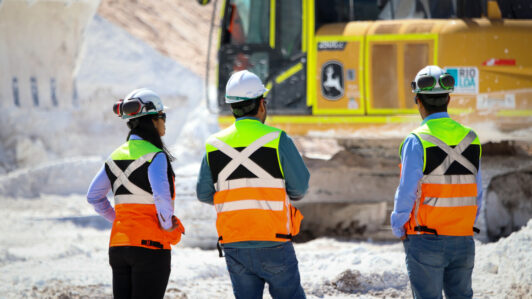 1 de cada 5 trabajadores en la gran minería del cobre son mujeres y ocupan un 14,6% de los altos cargos