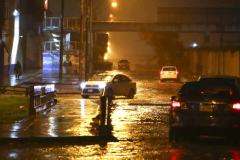 Ministro peruano se disculpa tras decir que “no se exagere por un poco de agua” luego de lluvias que afectaron al sur de Lima