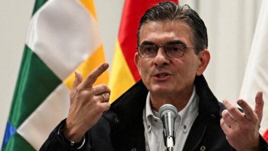 Presidente de Bolivia se distancia del consultor político argentino Fernando Cerimedo