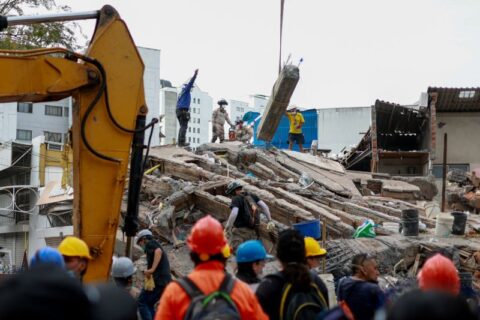 Rodeados de drama político, los rescatistas internacionales comienzan a llegar a Colombia