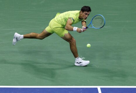 El argentino Mariano Navone en acción contra el serbio Novak Djokovic durante el partido por la primera ronda de individuales masculina de los Campeonatos de Tenis del US Open en el USTA en el Billie Jean King National Tennis Center en Flushing Meadows, Nueva York (EE.UU.). EFE/BRIAN HIRSCHFELD