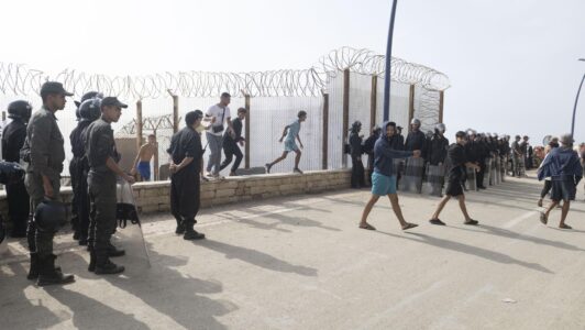 España dice que casi 50 mil migrantes que cruzaron a Ceuta desde Marruecos ya regresaron: Al menos 67 personas murieron