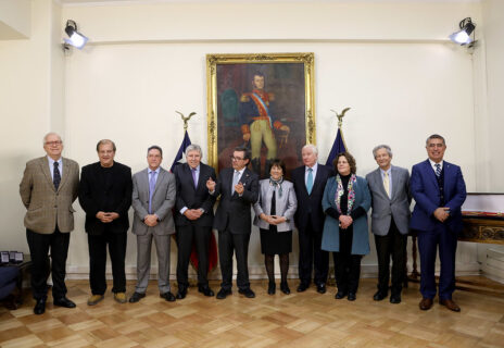 Ministro Barros se reúne con extitulares de Defensa en medio de la controversia con Argentina por el Estrecho de Magallanes