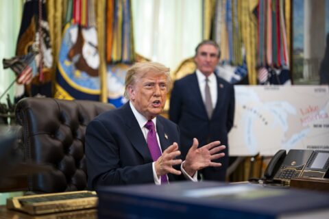 Trump tras cambiar el nombre del lago Ontario por lago América: 