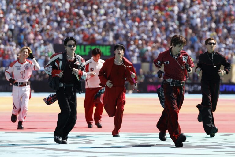 V de BTS revela que padece pérdida de audición en plena gira mundial: 