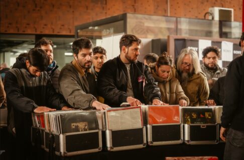 Día del Vinilo 2026 confirma su regreso con foco en la fabricación chilena del formato 7”