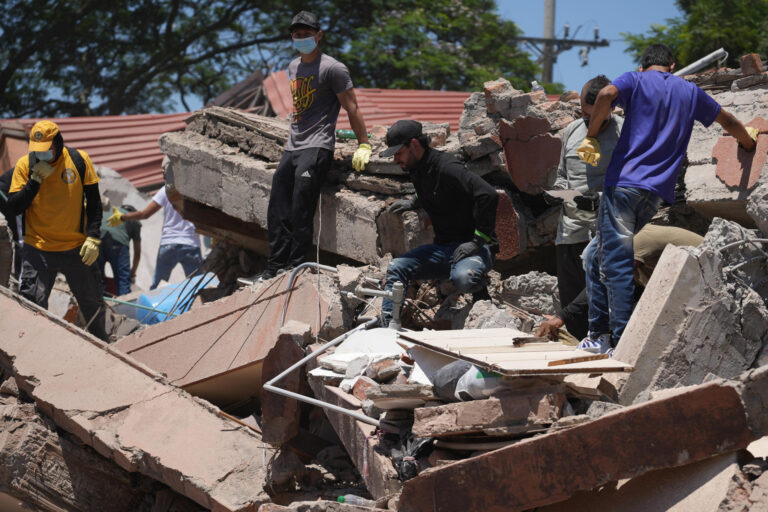 Terremoto de magnitud 7,4 deja al menos 111 muertos en Colombia: 61 edificios colapsaron