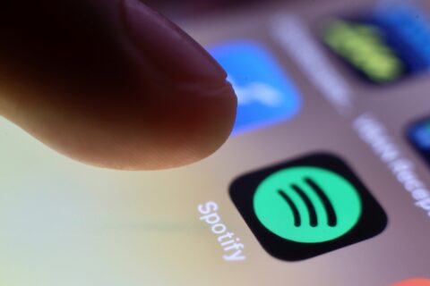 Spotify etiquetará a artistas creados con IA y no los incluirá en sus recomendaciones