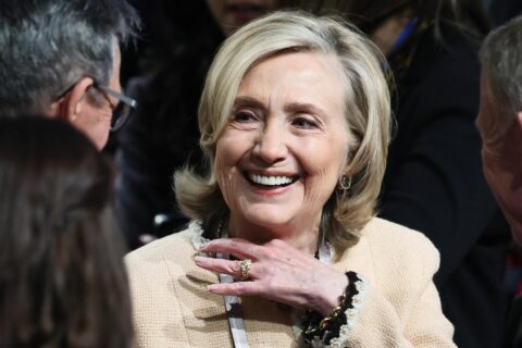 Hillary Clinton cuestiona la política exterior de Trump por ser 