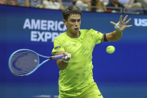 El argentino Mariano Navone en acción contra el serbio Novak Djokovic durante el partido por la primera ronda de individuales masculina de los Campeonatos de Tenis del US Open en el USTA en el Billie Jean King National Tennis Center en Flushing Meadows, Nueva York (EE.UU.). EFE/SARAH YENESEL