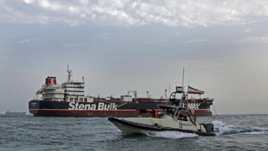 Precios del petróleo suben más de 2% tras amenaza de Trump sobre una 
