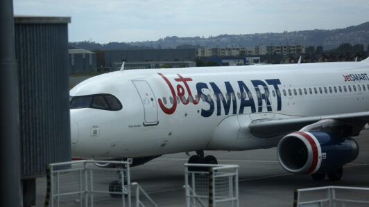 Servicio de Migraciones embarga cuentas corrientes de Jetsmart por casi $800 millones tras transportar extranjeros sin documentación necesaria