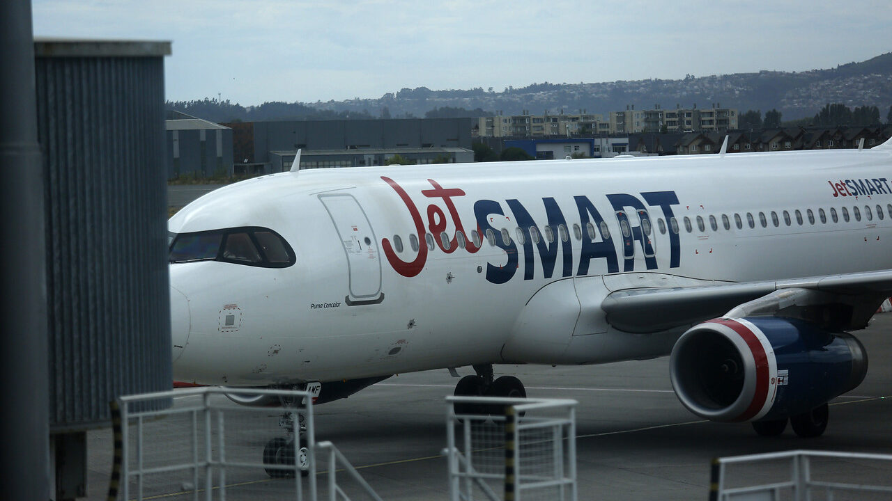 Servicio de Migraciones embarga cuentas corrientes de Jetsmart por casi $800 millones tras transportar extranjeros sin documentación necesaria