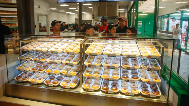 Krispy Kreme prepara su llegada al Metro de Santiago: Abrirá nuevas sucursales en Ñuñoa y Tobalaba
