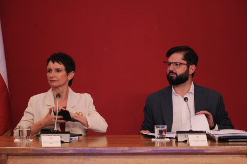 Tohá matiza dichos de Boric mientras el Socialismo Democrático arremete contra el expresidente y asegura que ella 