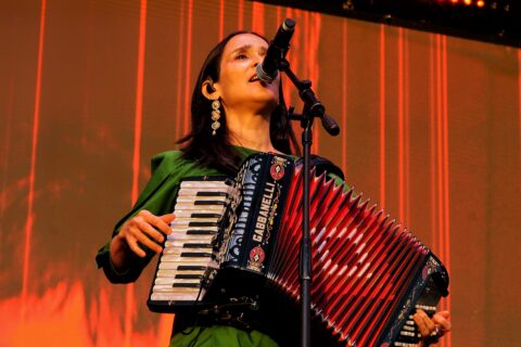 Julieta Venegas aterriza en Chile para presentar su libro “Norteña. Memorias de un comienzo” en el Centro Cultural La Moneda