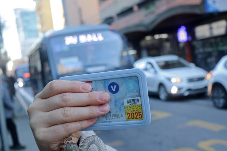 Del plástico a lo digital: Junaeb presenta plan para modernizar la TNE
