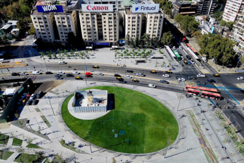 Velocidad vehicular en Plaza Baquedano cayó un 67% en hora punta tras obras de remodelación