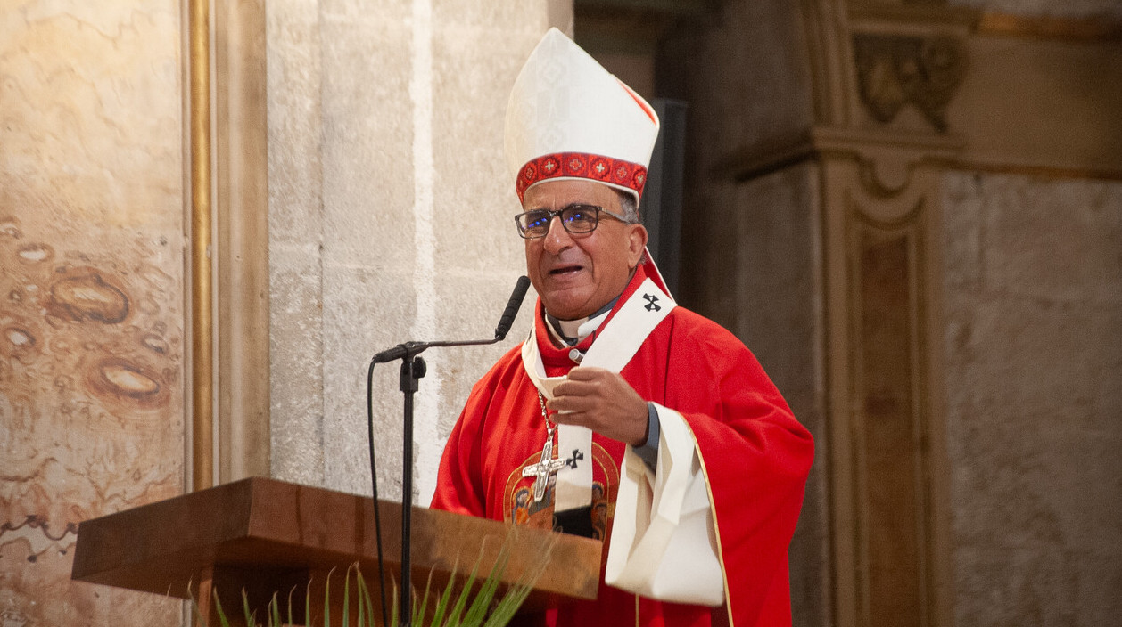 "La mejor manera de farmear aura es tomarse la vida con esperanza": El mensaje a los jóvenes del cardenal Chomali con viral concepto de redes sociales