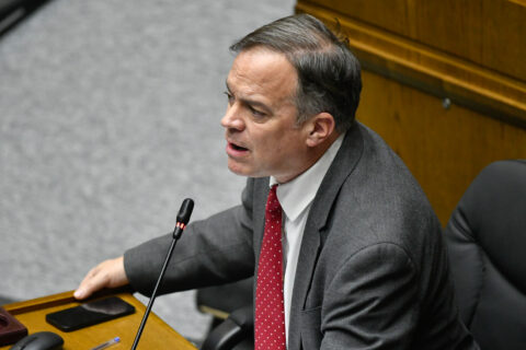“Es demencial lo que se está proponiendo”: Senador Walker cuestiona duramente el borrador del Gobierno que elimina prestaciones de salud a condenados por delitos graves