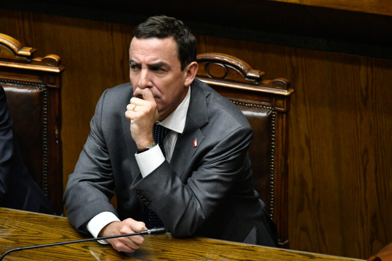 Indultos a uniformados: Gobierno enfría presión oficialista y reafirma análisis 
