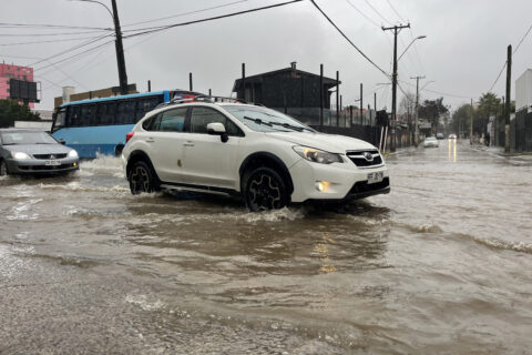 Senapred entrega balance por nuevo sistema frontal en la zona centro-sur del país: Dos fallecidos y más de 6.000 aislados