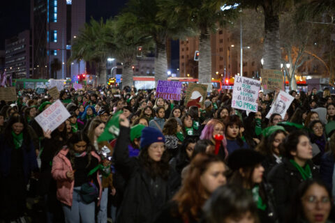 Cientos de mujeres llegan a La Moneda para rechazar proyecto que obliga a escuchar latidos fetales antes de abortar