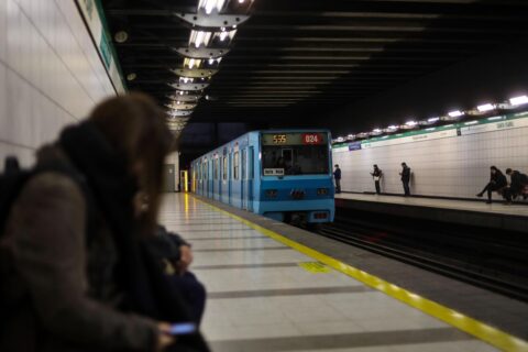 Metro de Santiago modifica su horario este sábado 15 de agosto por feriado: ¿A qué hora abrirá?