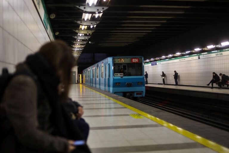 Metro de Santiago modifica su horario este sábado 15 de agosto por feriado: ¿A qué hora abrirá?