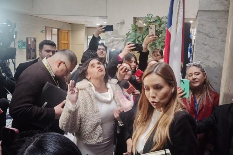 Fuerte cruce entre las senadoras Fabiola Campillai y Camila Flores: Así fue el tenso momento