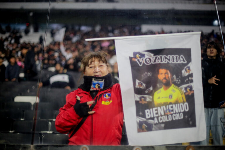 Fiesta en el Monumental: Colo Colo presenta a Vozinha ante los hinchas albos