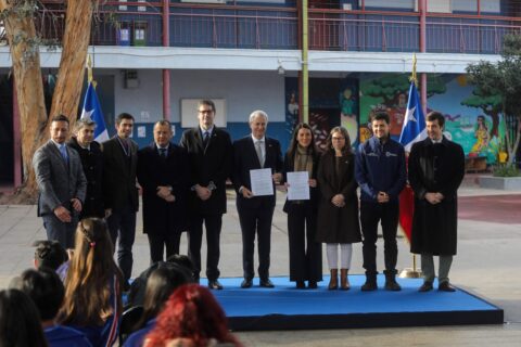El Presidente de la República, José Antonio Kast, encabeza actividad de publicación de la ley 21.827 de “Escuelas Protegidas”, en la escuela Nueva Zelandia, de la comuna de Independencia, junto a los ministros de Educación, María Paz Arzola; y de Salud, May Chomalí/Agencia Uno