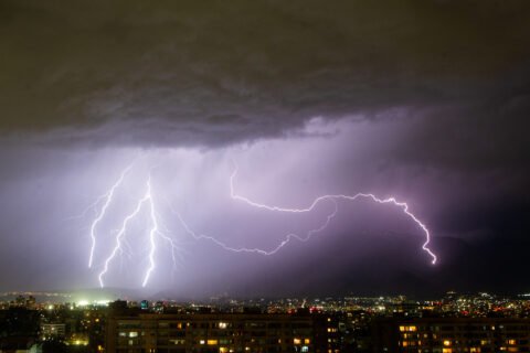 DMC advierte probabilidad de tormentas eléctricas y fuertes vientos en cinco regiones del país