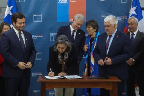 El presidente José Antonio Kast, junto a la ministra de Salud, May Chomali, anuncia convenio entre el Minsal, Fonasa y Caja de los Andes para atender a pacientes en lista de espera/Agencia Uno