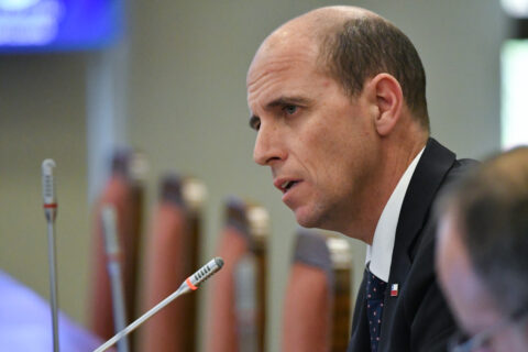 Ministro Arrau: “No es que defienda la política del presidente Bukele y sus cárceles, pero si fuera preso, preferiría estar en una de esas cárceles allá que en una de acá”