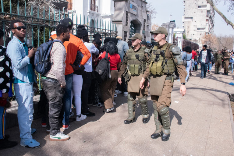 Reportan disturbios en la embajada de Haití en Santiago: Personas ingresaron a la fuerza al recinto