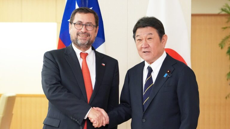 Canciller Pérez Mackenna se reúne con su par japonés para fortalecer alianza bilateral entre ambos países