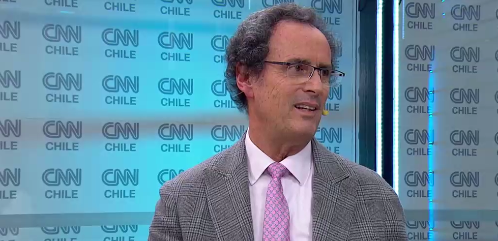 Juan Carlos de la Llera, rector de la UC y experto en ingeniería sísmica, analiza el terremoto en Colombia: “Es un caso donde Chile tiene que aprender mucho”