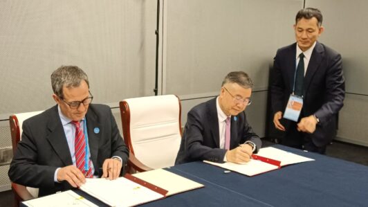Chile y China firman acuerdo para facilitar exportaciones de fruta fresca al gigante asiático