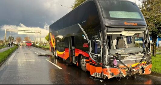 Dos personas fallecidas y un menor en riesgo vital deja colisión entre furgón y bus que trasladaba a juveniles de Deportes Temuco