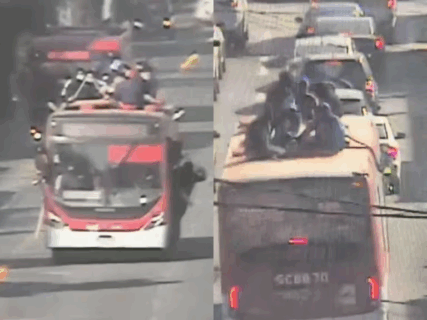Detienen a 76 hinchas de la U tras tomarse bus RED durante banderazo: 43 son menores de edad