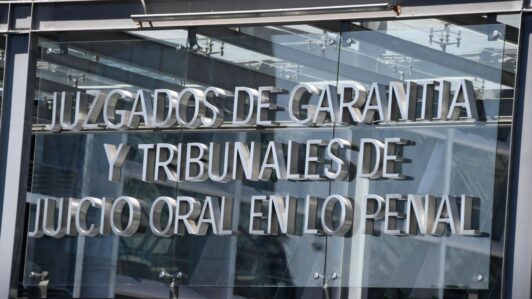 PDI detiene a funcionario del Tercer TOP de Santiago acusado de filtrar información a bandas criminales