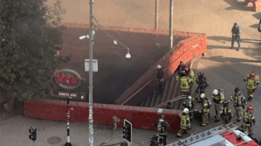 Metro cierra estación Santa Ana en Línea 5 por presencia de humo: Bomberos ya trabaja en el lugar