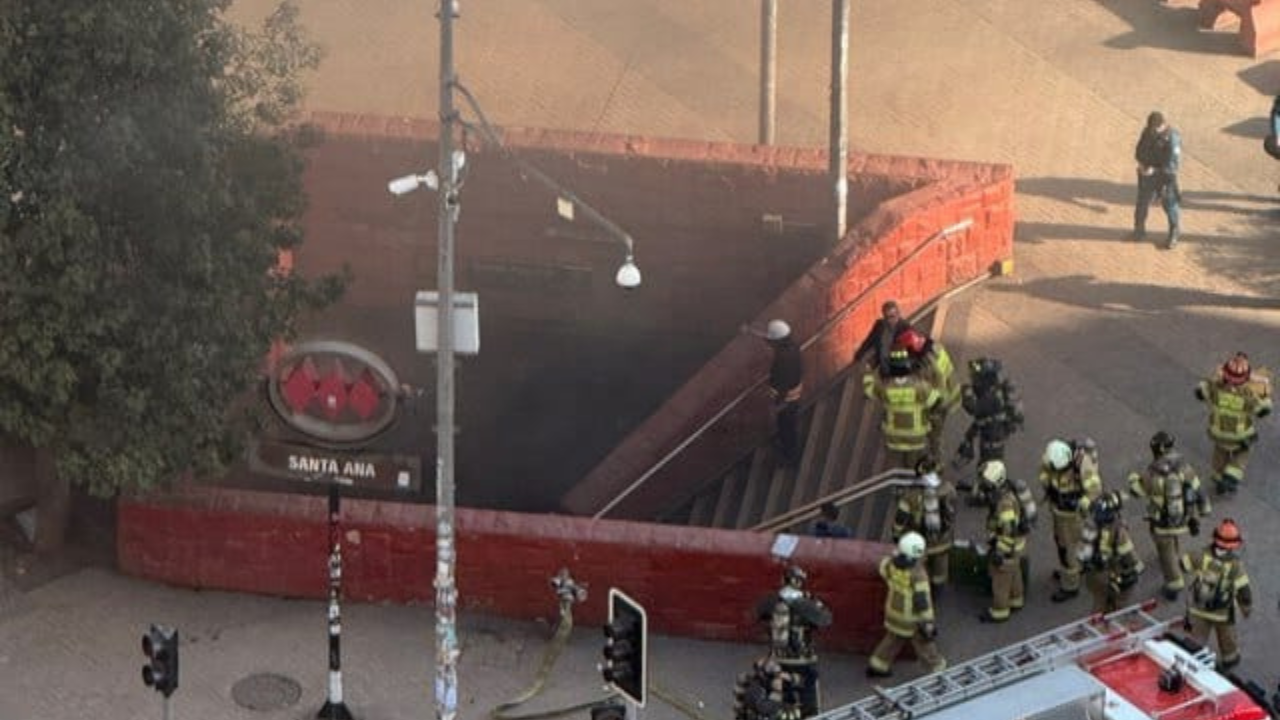 Metro cierra estación Santa Ana en Línea 5 por presencia de humo: Bomberos ya trabaja en el lugar