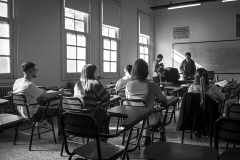 Estudio en colegios chilenos revela cómo la luz y el diseño de la sala de clases definen las emociones y la motivación de los estudiantes