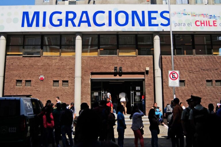 Hackeo afectó al Servicio Nacional de Migraciones: Bloquearon sitio web y enviaron correo masivo con imagen de Pinochet